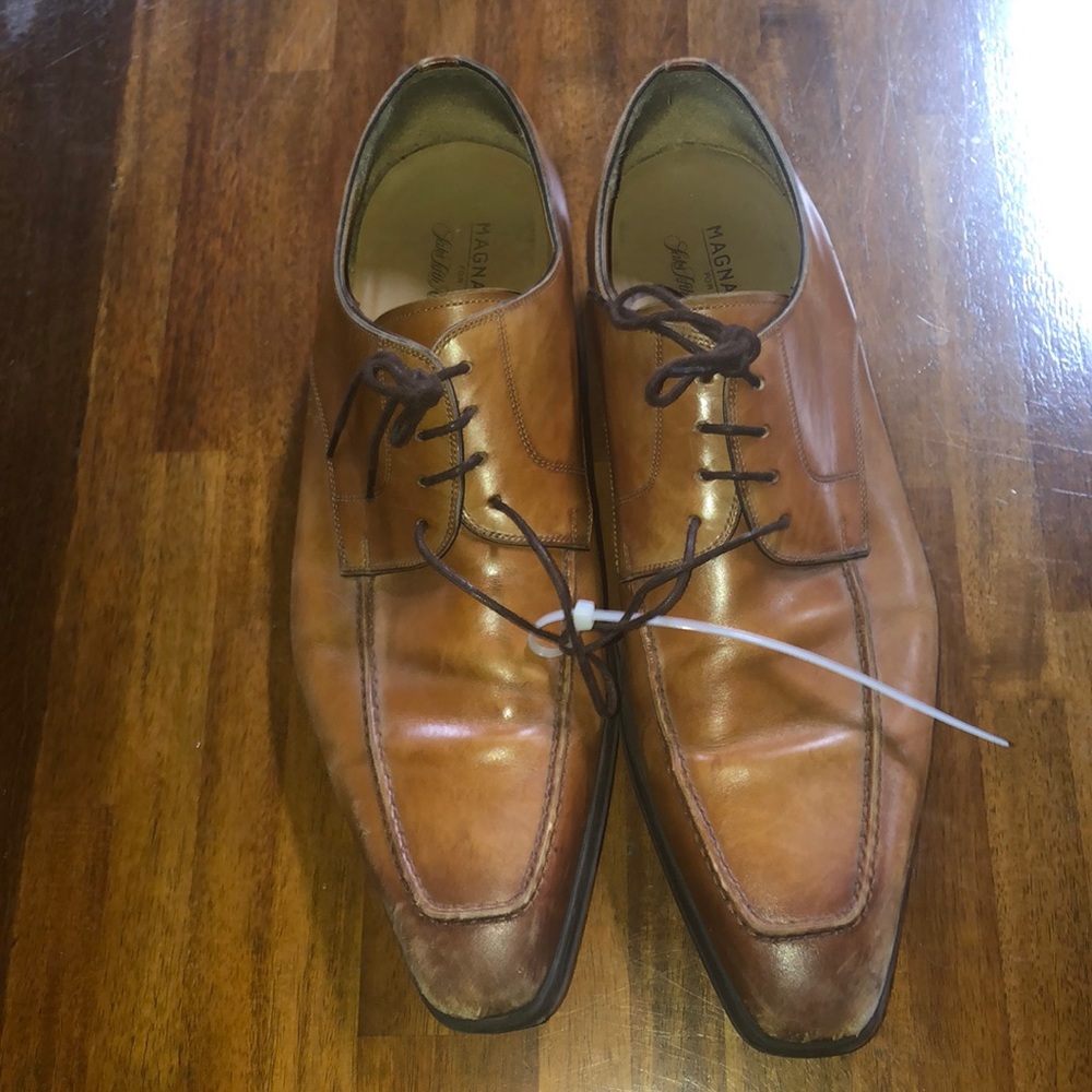 I am selling Mens dress shoes, light wood brown